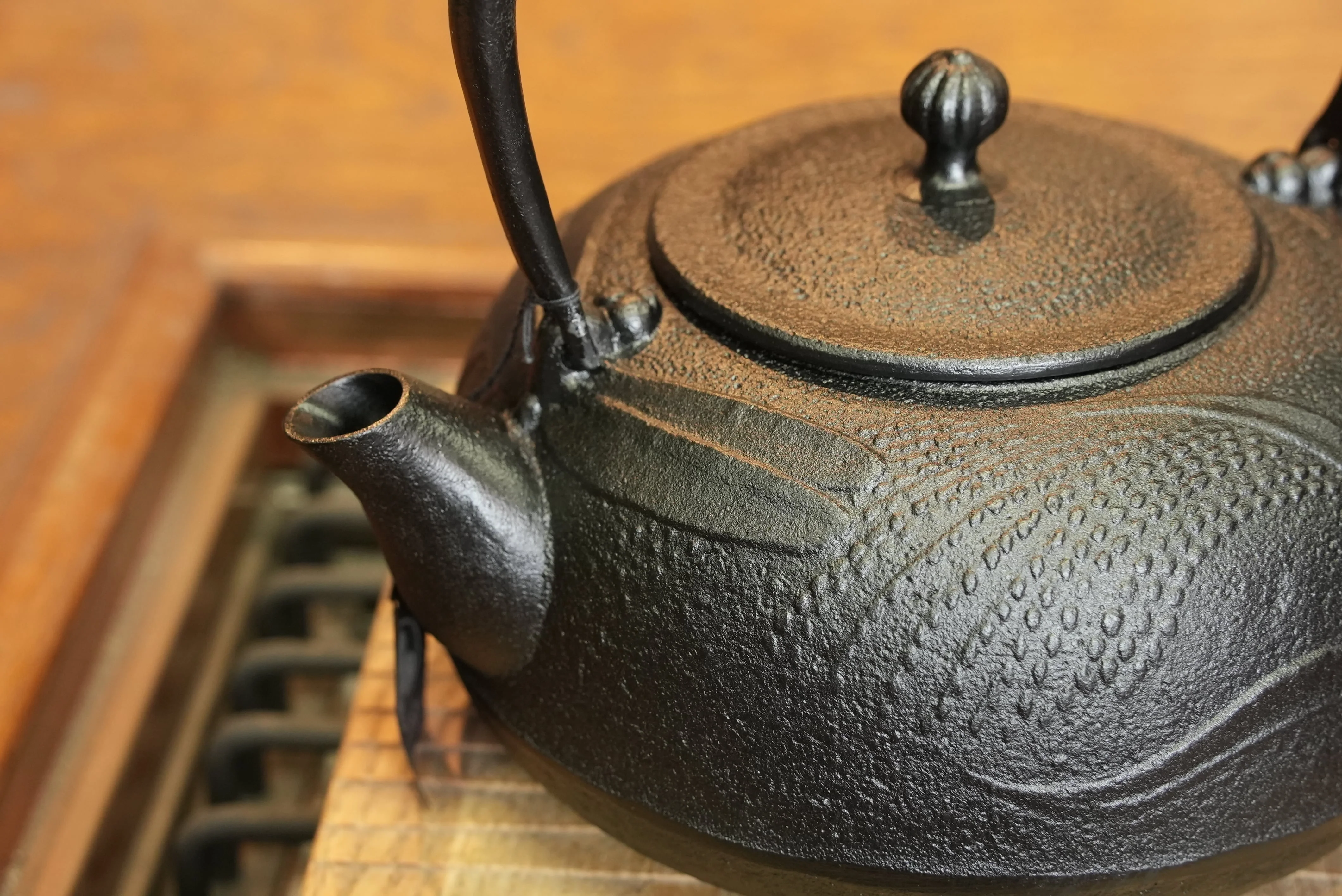 Nambu Cast Iron Dragonfly Kettle 1200ml - Image 3