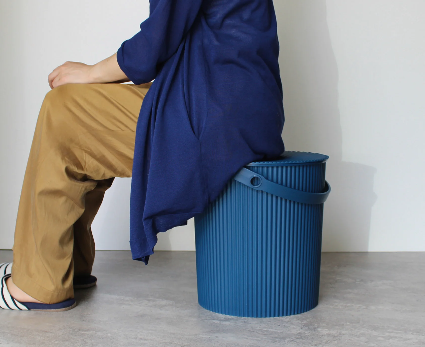 Hachiman Omnioutil S Storage Bucket 8L - Navy Blue - Image 5