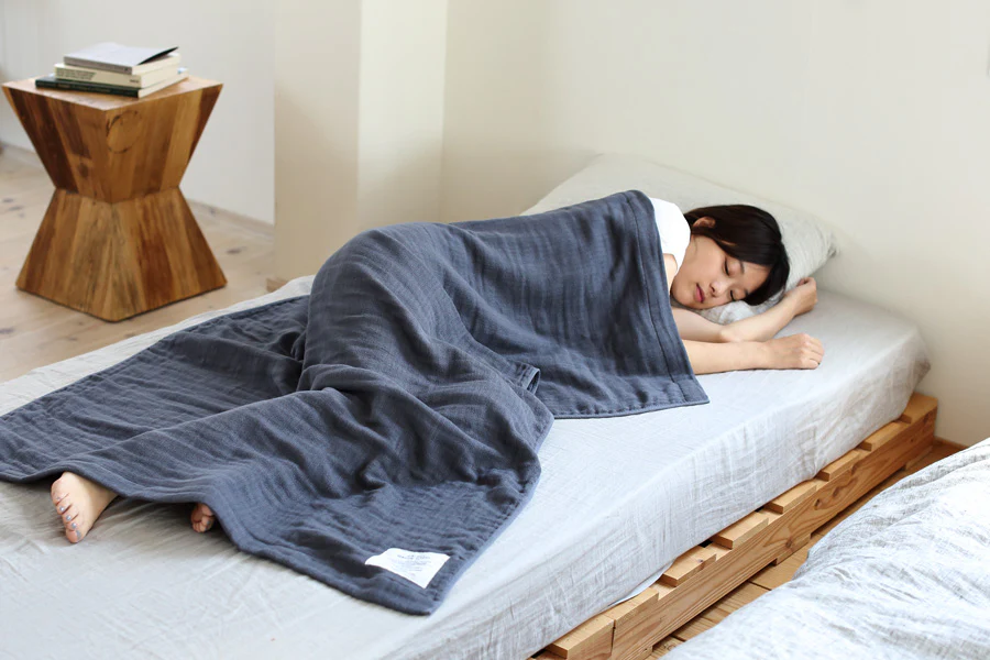 Shinto 2.5 ply gauze bath towel large charcoal - 88 x 140cm - Image 4