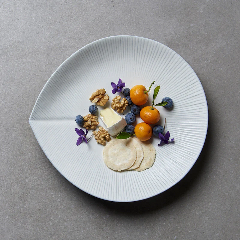 Snow Leaf large rounded plate 25.5cm - Image 4