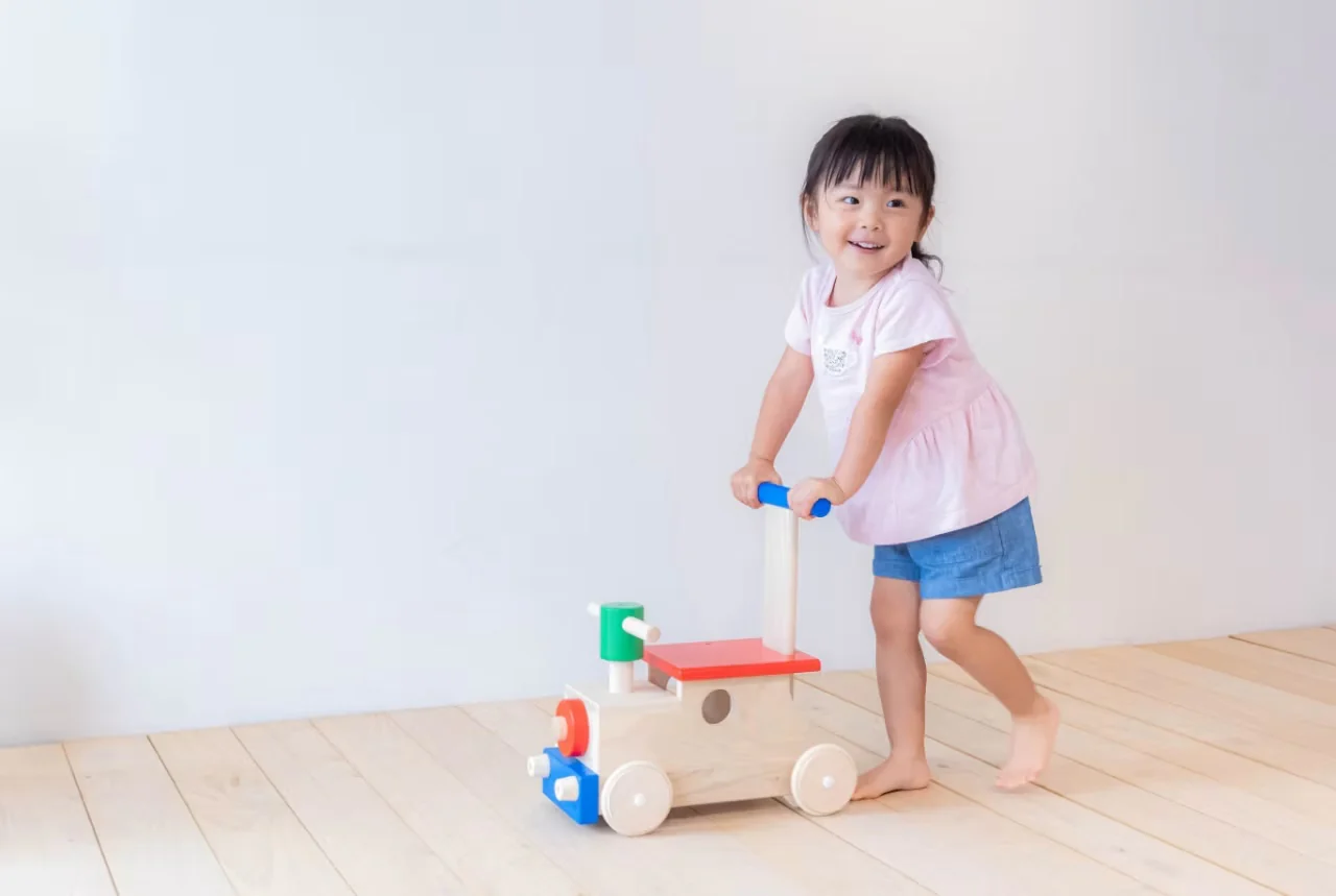 Tetetoys Coloured Wooden Choo Choo Train Rider & Walker - Image 3