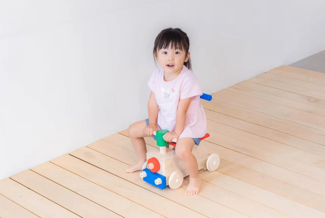 Tetetoys Coloured Wooden Choo Choo Train Rider & Walker - Image 4
