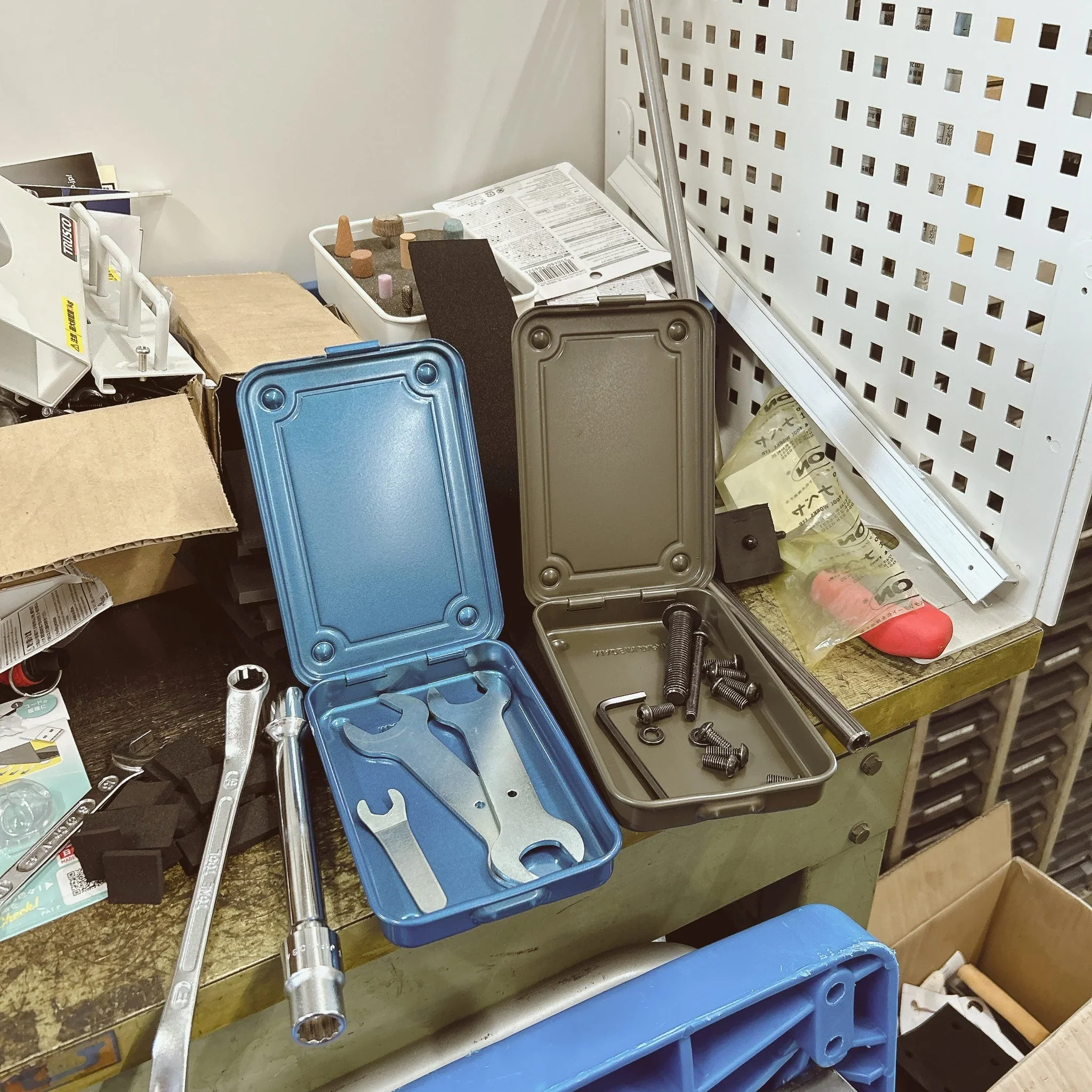 Toyo Steel Trunk Shape Toolbox T-152 Moss Green - Image 3